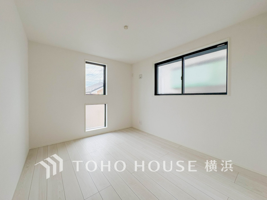 窓からたっぷりと陽光が注がれる明るい空間。家族の成長に対応できる永住仕様の間取り。時を忘れて過ごす場所として過ごせるお部屋。