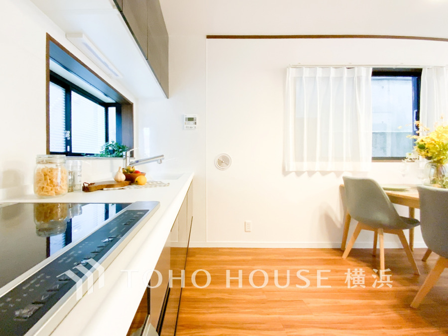 ご家族みんなで調理ができる位のスペースを実現したキッチン空間となっております。みんなで作った料理を召し上がりながらの会話は、どのような物になるのでしょうか。