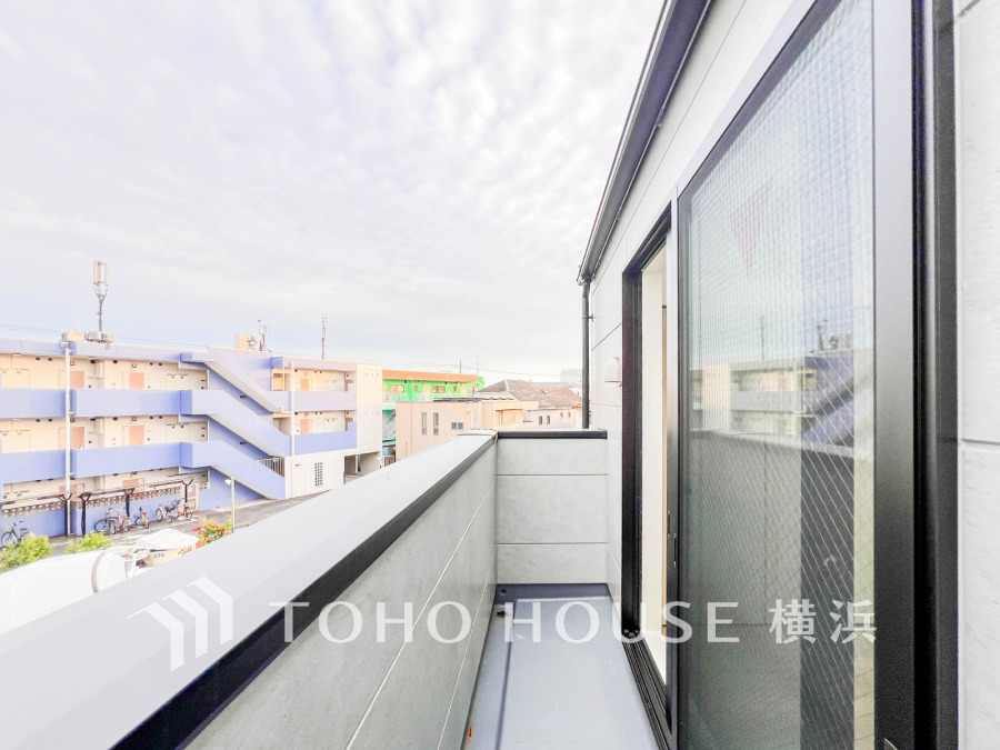 暮らしの中で光と風を演出してくれるバルコニー、見事なまでの開放的な空間を演出しながら、プライベート性も確保された空間は我が家の自慢です。