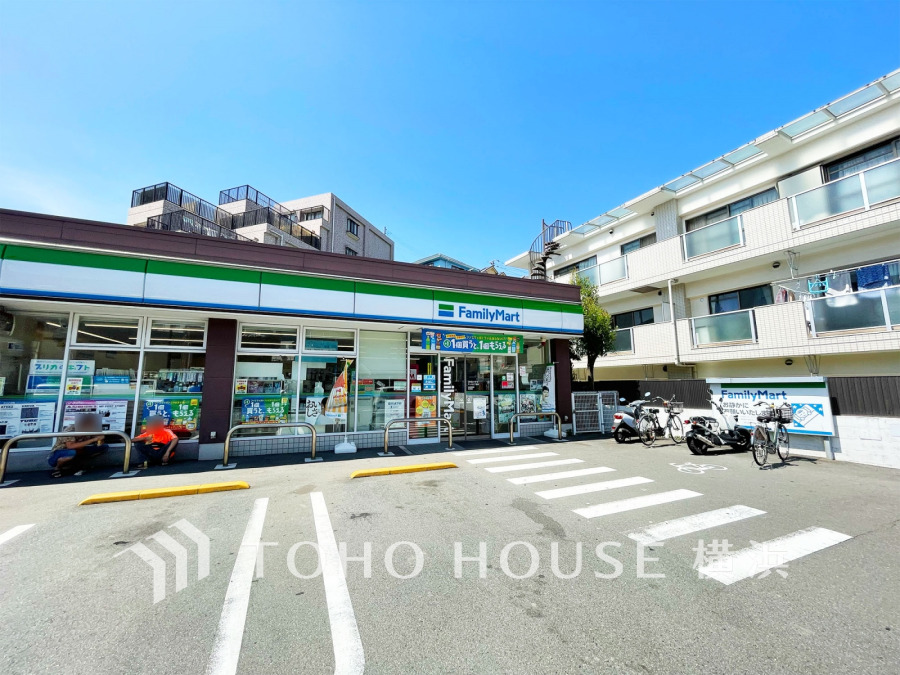 ファミリーマート六ッ川二丁目店…約210ｍ
