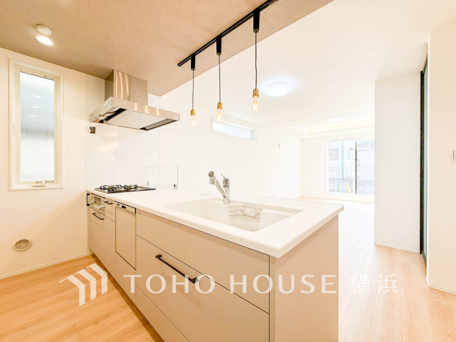 明るく開放的な対面キッチンは、お料理しながら家族との会話も楽しめる快適な空間です。