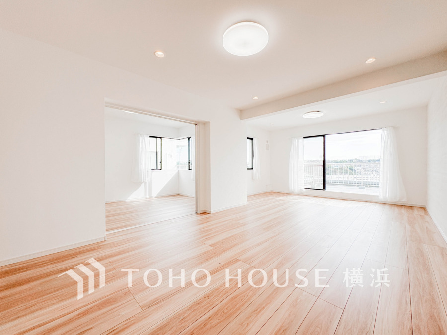 明るく開放的な空間が広がるLDK。室内には豊かな陽光が注ぎ込み、爽やかな住空間を演出。
