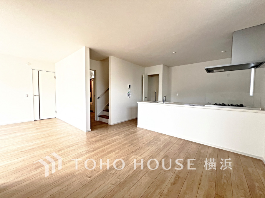 明るい自然光が差し込む、広々としたリビングキッチン。シンプルで使いやすい設計が魅力です。