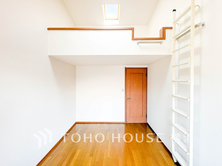 明るい自然光が差し込むロフト付きの洋室。シンプルで使いやすい空間設計が魅力です。