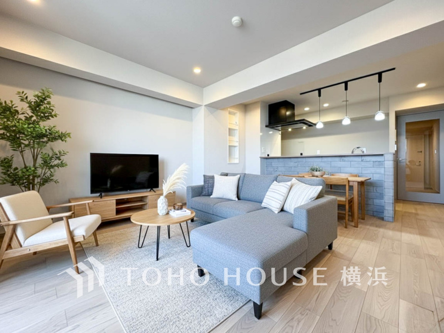 明るく開放的な空間が広がるLDK。室内には豊かな陽光が注ぎ込み、爽やかな住空間を演出。ホームパーティーでもゲストと一緒に料理を楽しみながら楽しい時間を過ごせそう。（家具はAI加工）