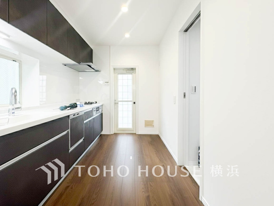 家事動線やリビングとのつながりに配慮し、食事の準備や片付けなどの家事を楽しくするキッチンスペースに仕上げました。毎日使う場所だから気持よく使えて、居心地の良い空間に。