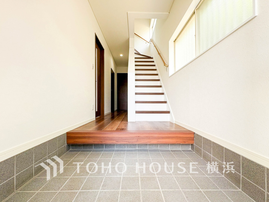 居住者の帰り、訪れる方を優しく迎え、やすらぎに満ちた生活空間を予感させる。健やかな暮らしを楽しめそう。