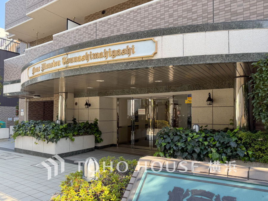 上品で清潔感があるエントランスは住人やゲストを迎え入れ、そして送り出す場にふさわしい上質な空間です。プライベート感が高まるシックな装いのエントランス。