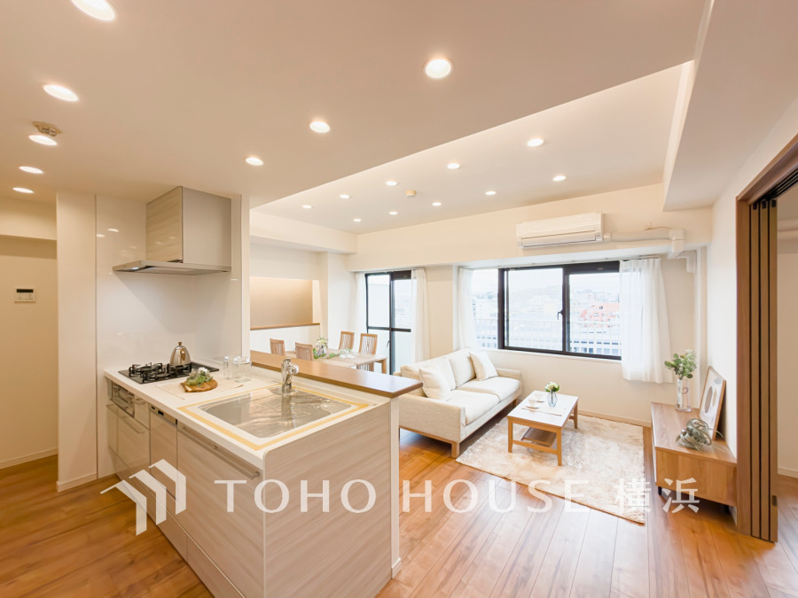 明るい光が差し込む開放感あふれるリビング＆キッチン。機能的で使いやすい対面式キッチンが魅力です。