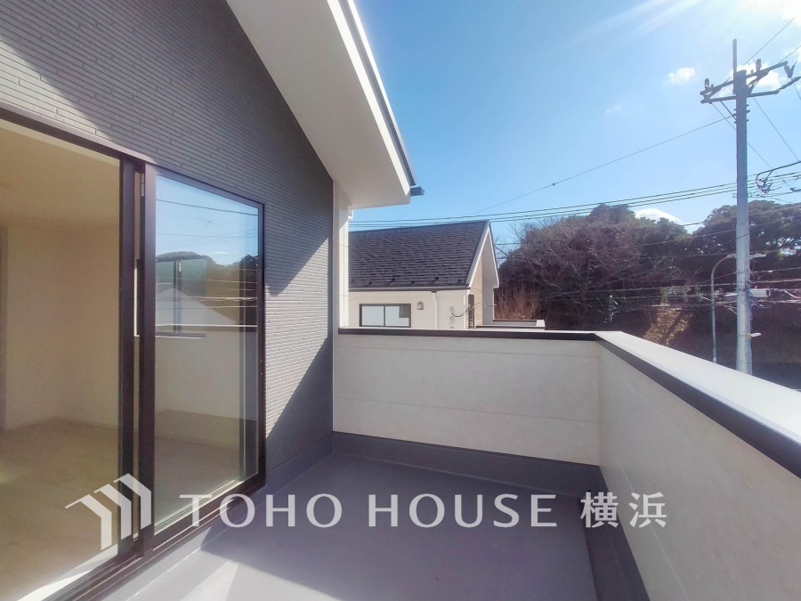 たっぷりの陽光が差し込むバルコニー。健やかな暮らしを守る太陽の恵みを存分に享受できます。爽やかな風と暖かな陽射しが紡ぐハーモニーが日々の暮らしのBGMになることでしょう。