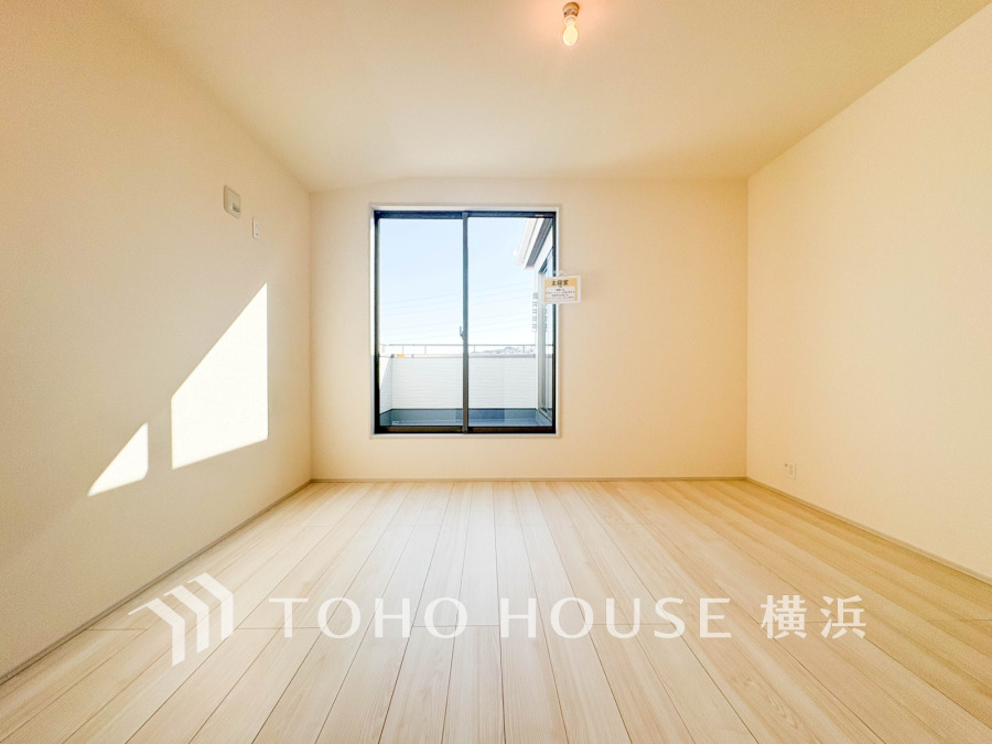 南向きの大きな窓からたっぷり光が差し込む、明るく開放的な主寝室です。