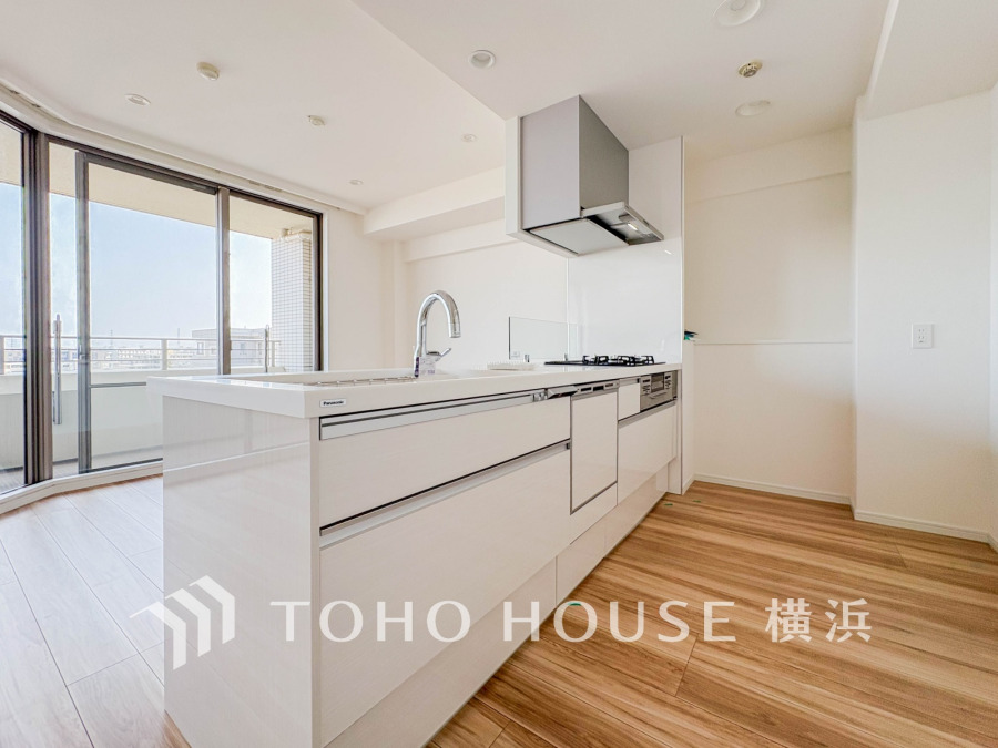 家事動線やリビングとのつながりに配慮し、食事の準備や片付けなどの家事を楽しくするキッチンスペースに仕上げました。毎日使う場所だから気持よく使えて、居心地の良い空間に。