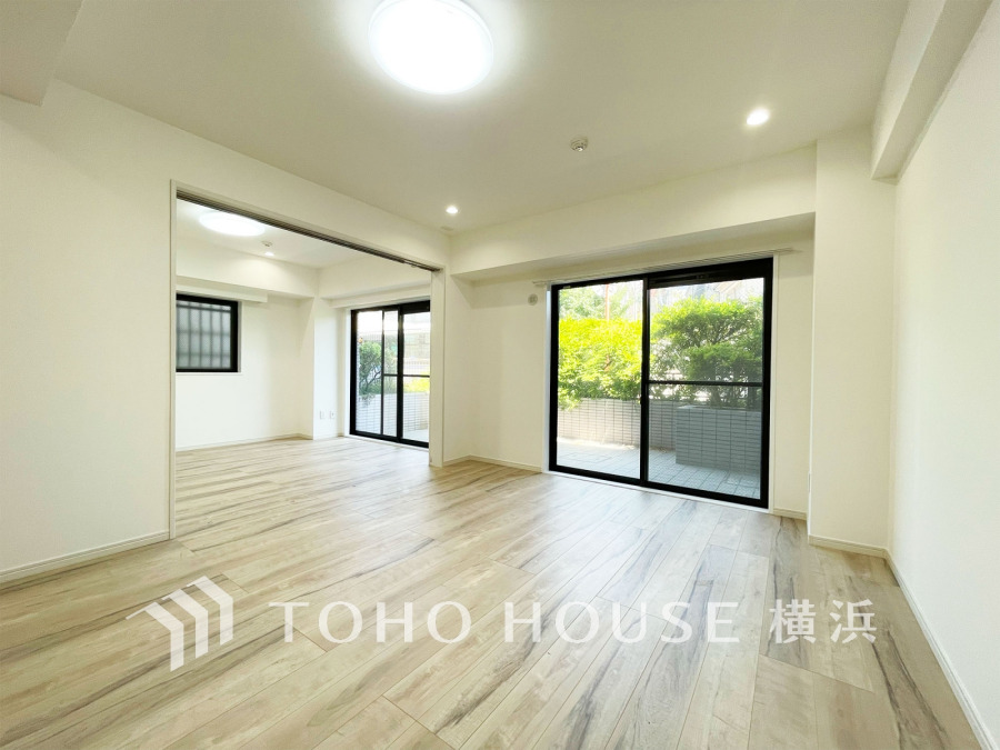 明るく開放的な空間が広がるLDK。室内には豊かな陽光が注ぎ込み、爽やかな住空間を演出。
