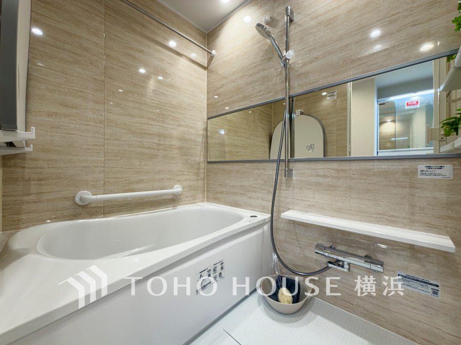 上質が感じられるカラーリングで、清潔な空間美を実現。一日の疲れが癒される優雅なバスタイムを堪能できるゆとりあるバスルームです。