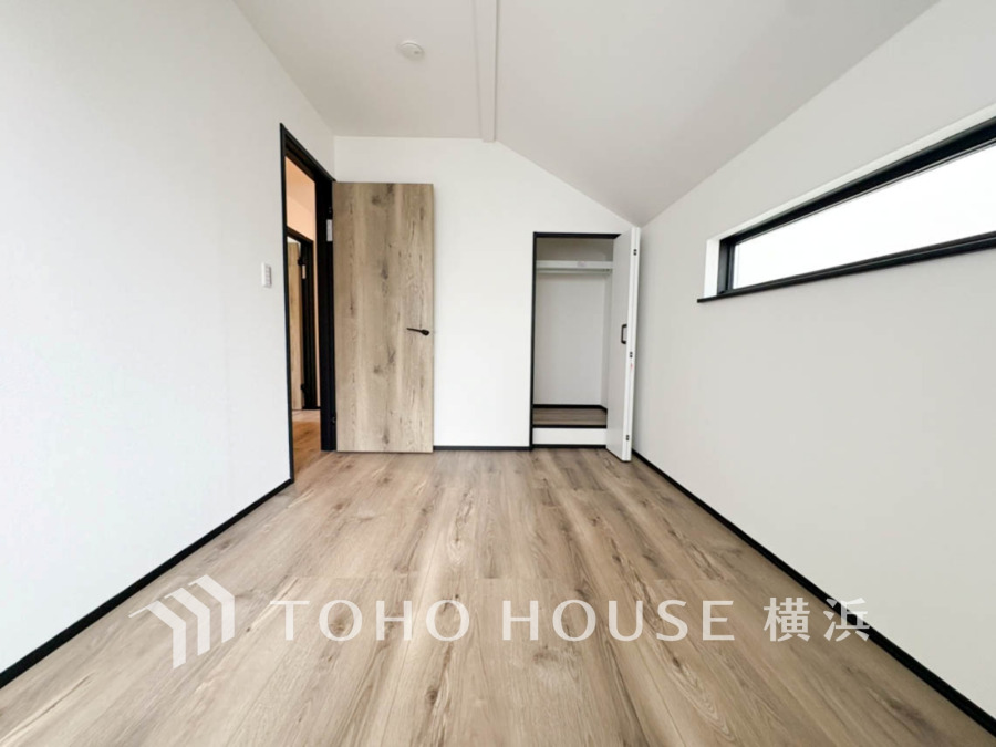 穏やかな風と陽光を導き、プライバシーに配慮された設計プランを採用し、居住性を一段と心地よいものにしています。明るく開放的な空間を演出しております。