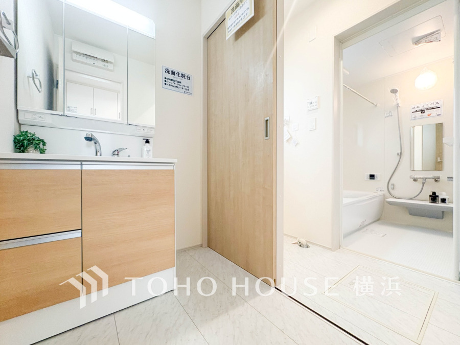 ご家族の1日が始まり、1日の終わりを締めくくる洗面空間。洗濯機を配置しても十分なスペースを確保した設計となっております。