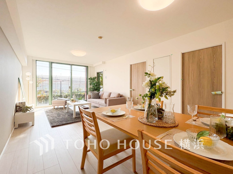 豊かな光が床材を照らしだすひと時、この場所には落ち着きと上質な空気感が流れます。ご家族やお友達との時間など、多くの時を刻む空間。何気なく過ぎる時でさえも上質なひと時となる快適な空間を目指して。