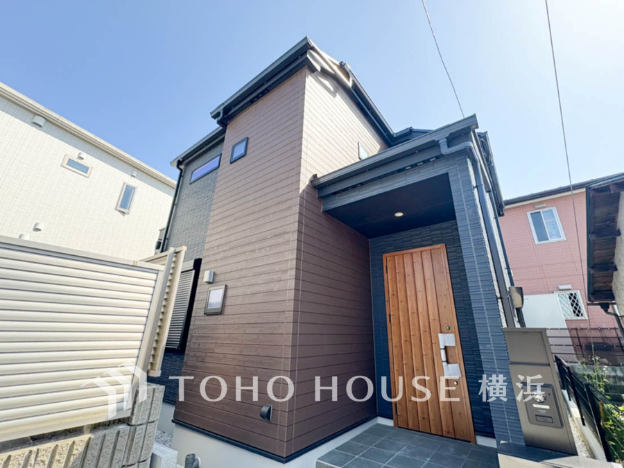 落ち着きある閑静な住宅街に誕生したこちらのお住まい。洗練された上品な佇まいが街に調和し、華やぎも加えます。街に新たな価値をもたらし続けることでしょう。