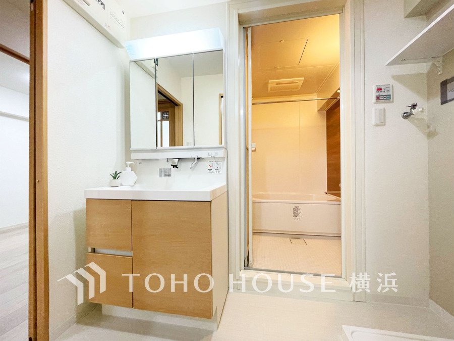 新規交換された洗面化粧台は美しく使いやすい機能が備えられています。