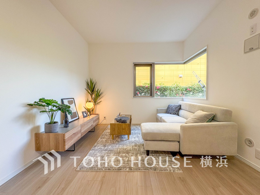 和やかで洗練された空間の演出。寛ぎとコミュニケーションを育む居心地のよい場所。窓からお庭を眺める寛ぎの空間です。