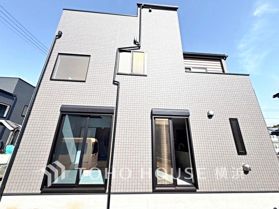 爽やかな青空の下に贅沢なほどに降り注ぐ陽光、豊かな居住性と、クオリティが見事に調和した住空間は、住まうことの喜びを感じさせてくれます。