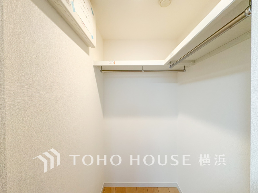 ひと目で収納物を確認できるウォークインクローゼットは、ゆとりの広さを備えた大型収納。数多くの衣類に加え、足元には引出しや衣装箱、シューズボックスなども収納することができます。