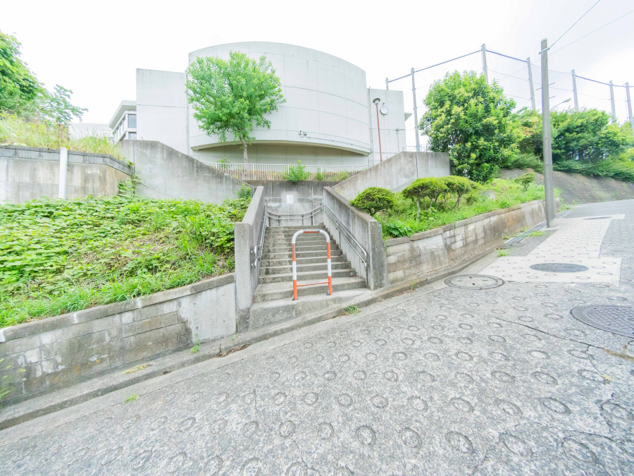 横浜市立生麦中学校　約850ｍ