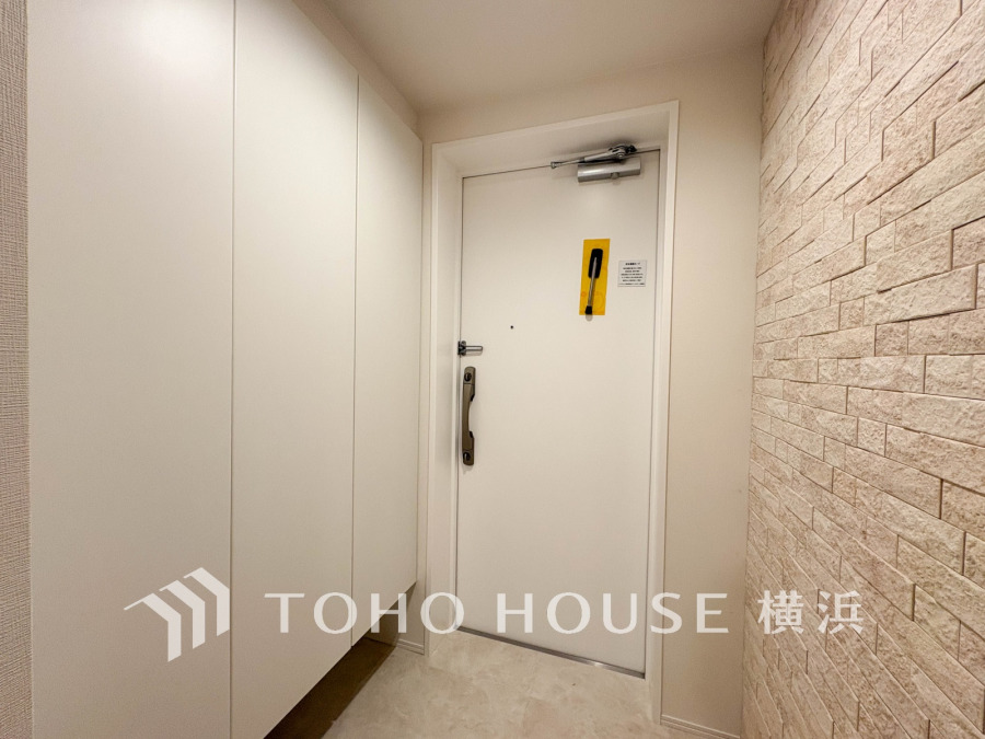 お客様をお迎えする玄関は落ち着いた雰囲気。帰り着くたびに洗練されたテイストの空間に迎えられ誇りと喜びを感じる玄関まわりです。