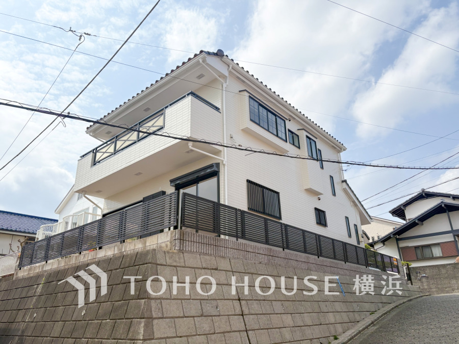 高台に立つ日当たり良好な2階建て住宅。内外装リフォームで生まれ変わった美しいお住まい。