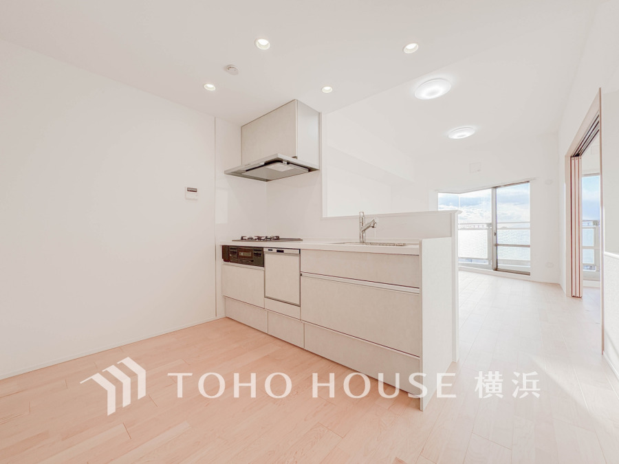 機能性とデザイン性を兼ね備えたシステムキッチン。リビングとの一体感も考慮され、美しい空間が実現。
