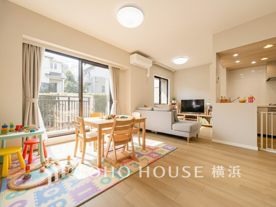 ご家族やお客様との時間など、多くの時を刻む空間。何気なく過ぎる時でさえも上質なひと時となる快適な空間を目指して。（装飾品はAI加工です）