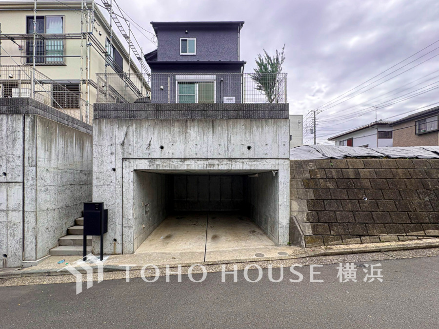 向かい合う街並みに遮られることのない豊かな陽光纏う地下車庫上の立地2SLDKのお住まい。