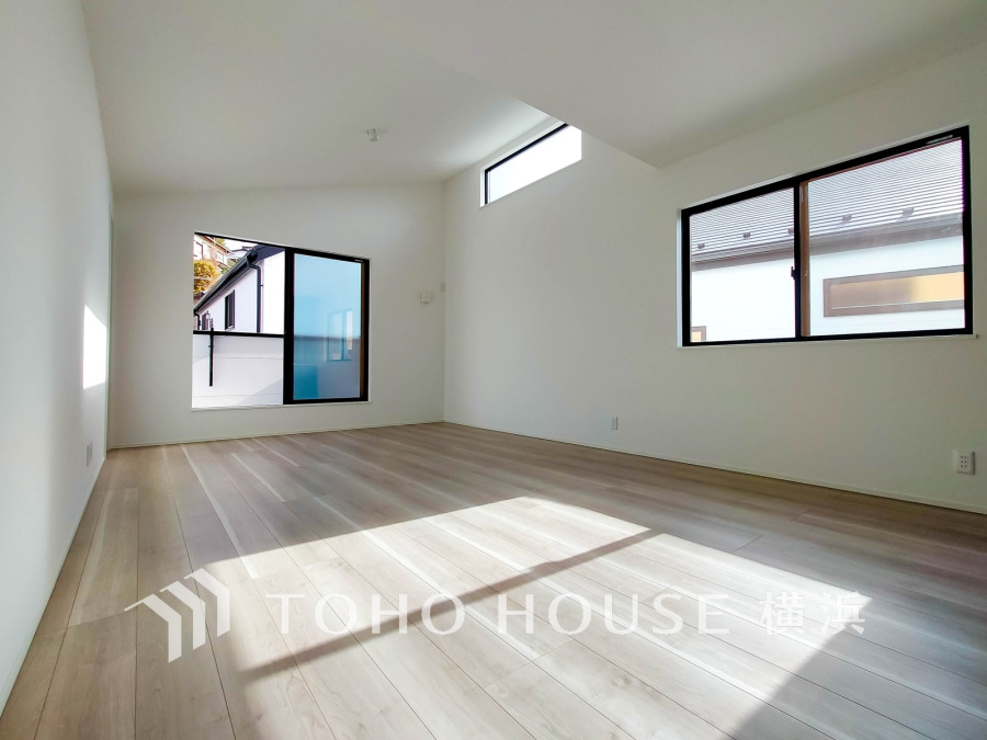 明るく開放的な空間が広がるLDK。室内には豊かな陽光が注ぎ込み、爽やかな住空間を演出。
