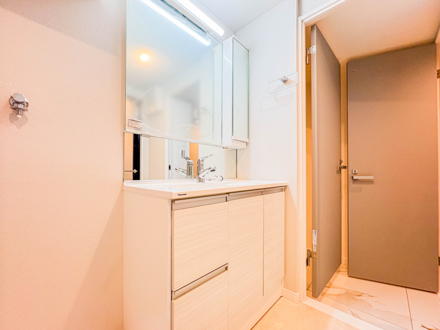 新規交換された洗面化粧台は美しく使いやすい機能が備えられています。