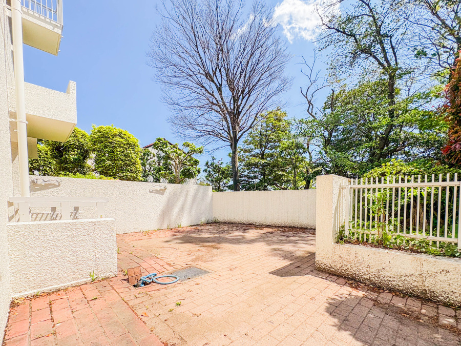 陽当たり良好な南庭。ゆとりある空間は多彩な樹木で彩り心地よい空間に。
