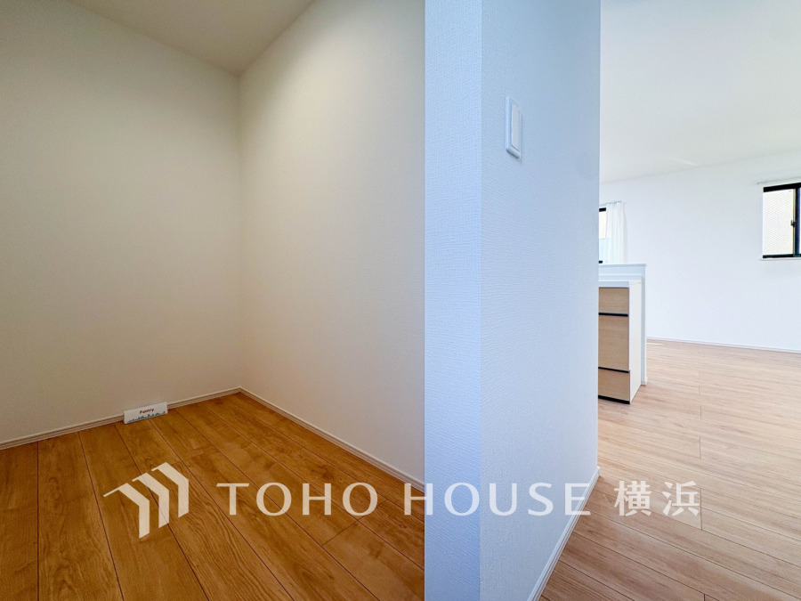 本邸宅にはパントリーをご用意いたしました。お買い物のストック分やその他の収納など、大容量の収納スペースとなっております。是非、現地をご確認下さい。