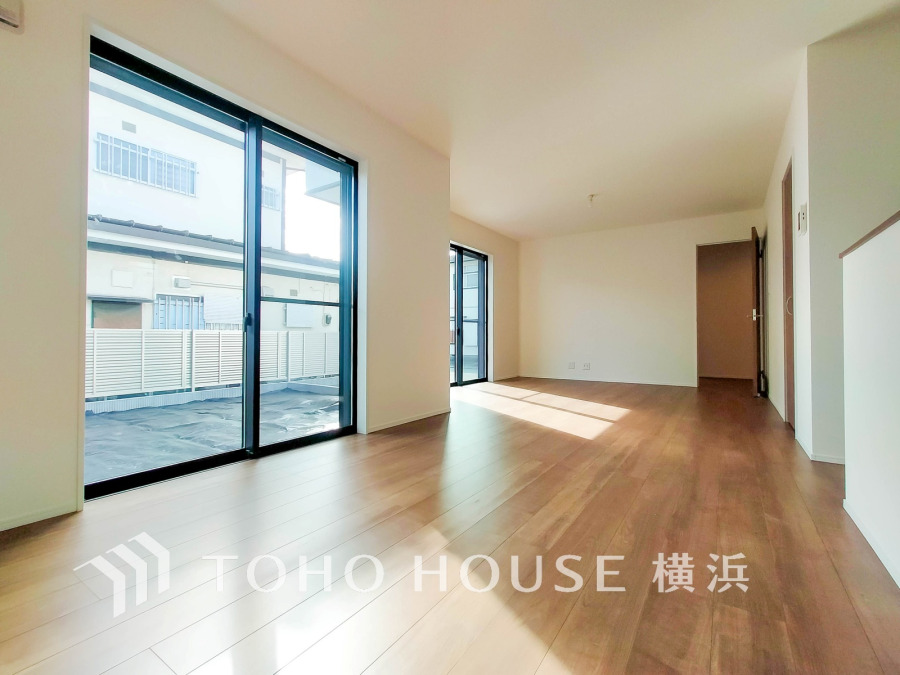 あたたかな光で満たされた開放的なLDKは、ゆとりの19帖。楽しい会話も和やかな団欒もここから。健やかな家族の未来を楽しく育む空間。