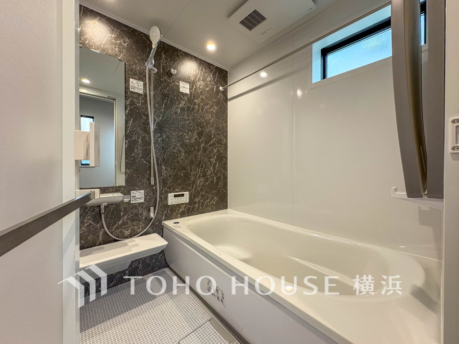 掃除のしやすさ・収納の便利さなど、おふろを使う人、お手入れする人、みんなにとっての「しあわせ性能」を追求したバスルームを採用いたしました。