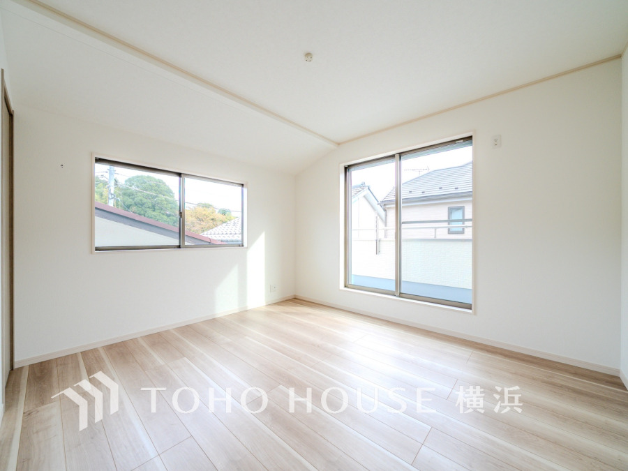 晴天の輝きと共に差し込む暖かな陽射しを愉しむことのできる空間。時には雨音が刻むリズムとハーモニーに耳を澄まし、煌く星空を眺める、そんな日常がここにあります。