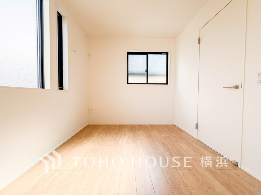 大きな窓からたっぷりと陽光が注がれる明るい空間。家族の成長に対応できる永住仕様の間取り。時を忘れて過ごす場所として過ごせるお部屋。