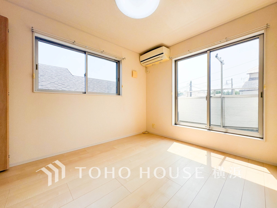 穏やかな風と陽光を導き、プライバシーに配慮された設計プランを採用し、居住性を一段と心地よいものにしています。明るく開放的な空間を演出しております。