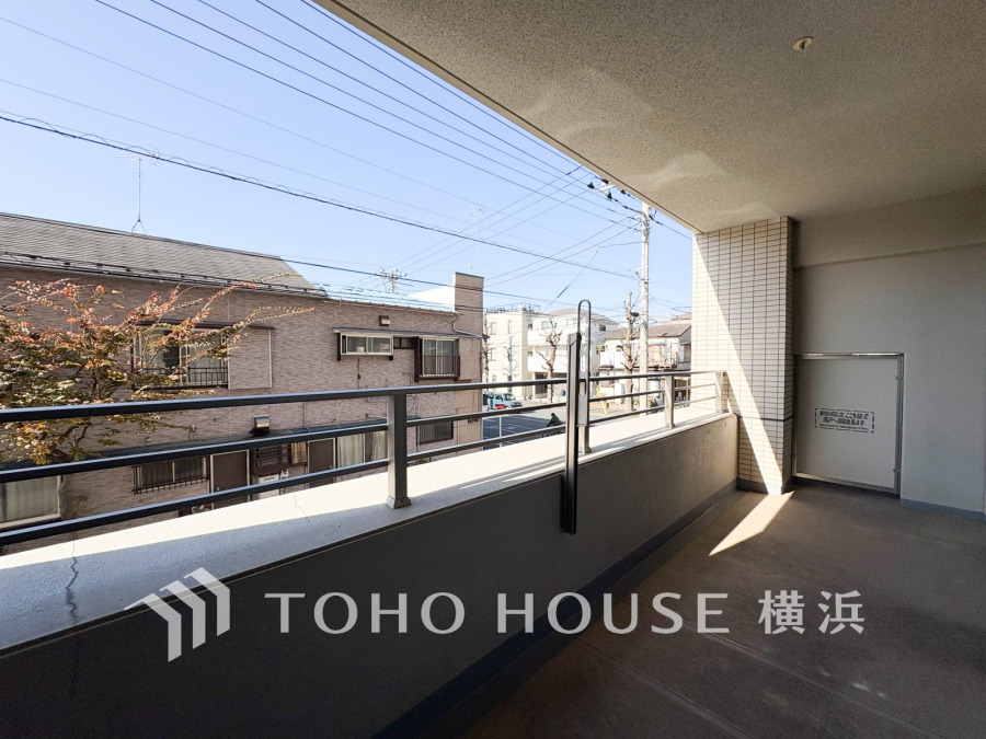 暮らしの中で光と風を演出してくれるバルコニー、見事なまでの開放的な空間を演出しながら、プライベート性も確保された空間は我が家の自慢。