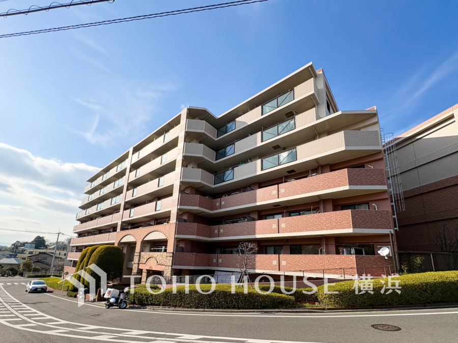 時代の流れに惑わされないシックなカラートーンで街並みに溶け込む外観は、主張し過ぎず、また平凡になり過ぎず絶妙なコントラストで輝きを放ちます。