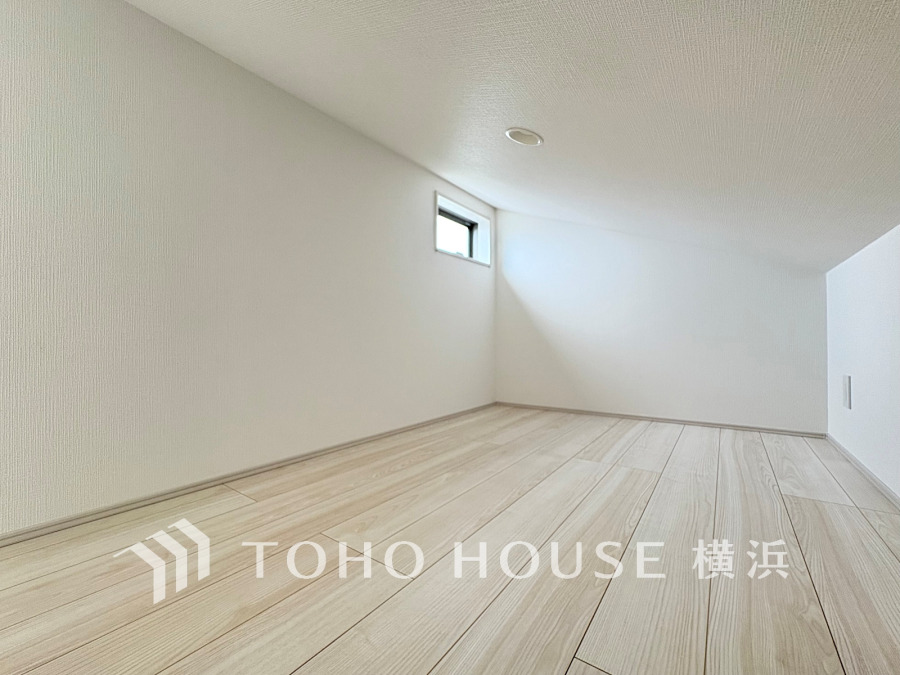 【Loft】
大好きな書籍、大事なアクセサリー、そして大切な思い出の品々。そんなものを傍らにそっと置いておきたい。そんな時に重宝しますね。