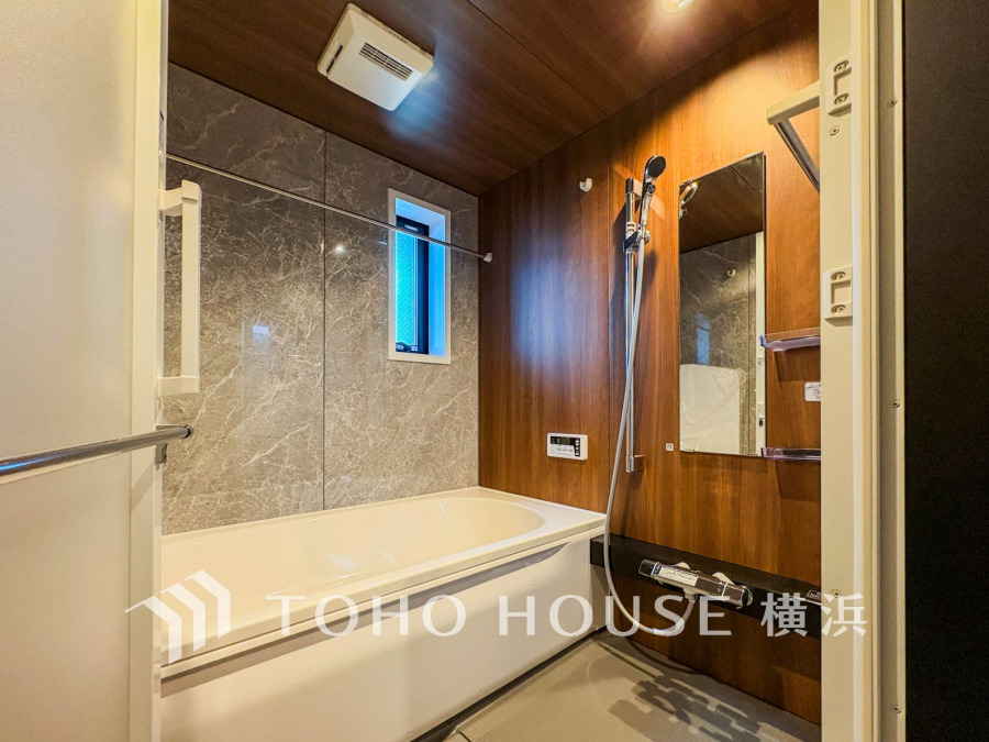 1日の疲れを癒すバスルームは、心地よいリラックスを叶える清潔感溢れる美しい空間です。心からゆったりと寛いでいただけるよう、ゆとりのスペースを確保してます。