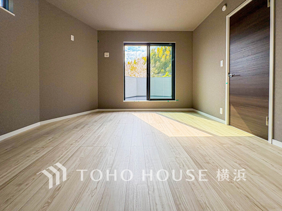 バルコニーに面した明るい洋室。穏やかな陽射しが、ゆったりとした寛ぎの時間を包みます。
