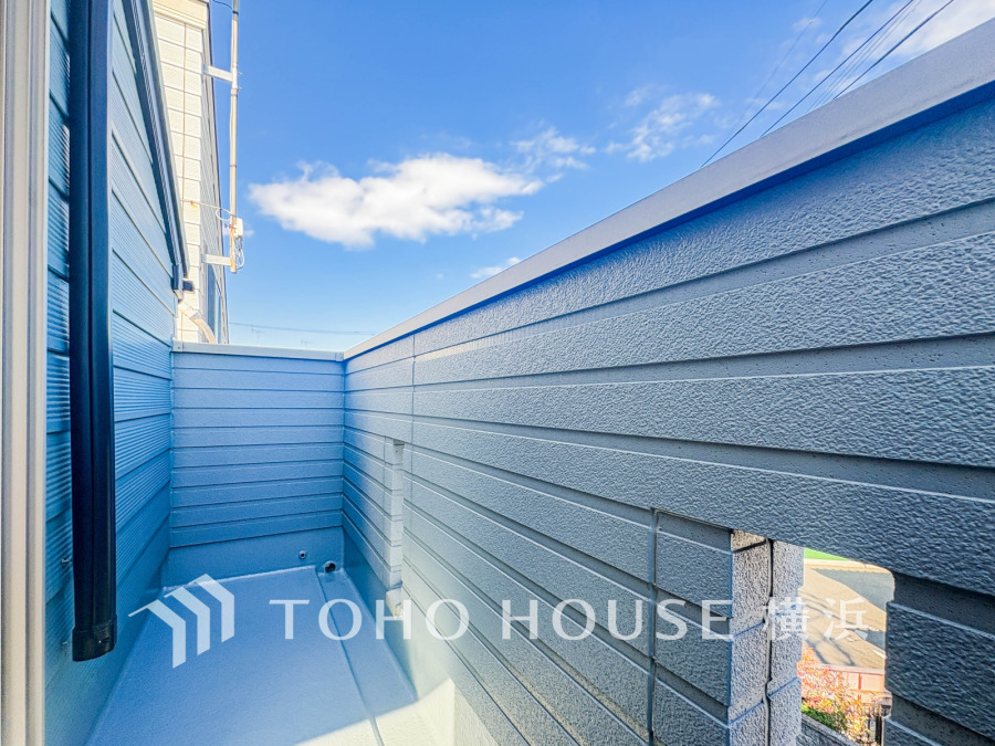 暮らしの中で光と風を演出してくれるバルコニー、見事なまでの開放的な空間を演出しながら、プライベート性も確保された空間は我が家の自慢。