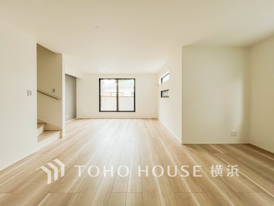 豊かな光が床材を照らしだすひと時、この場所には落ち着きと上質な空気感が流れます。ご家族やお友達との時間など、多くの時を刻む空間。何気なく過ぎる時でさえも上質なひと時となる快適な空間を目指して。
