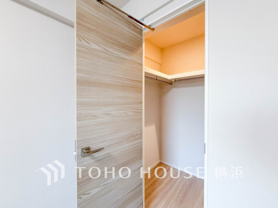 収納力抜群のウォークインクローゼット。衣類や小物をすっきり整理できる快適な空間です。