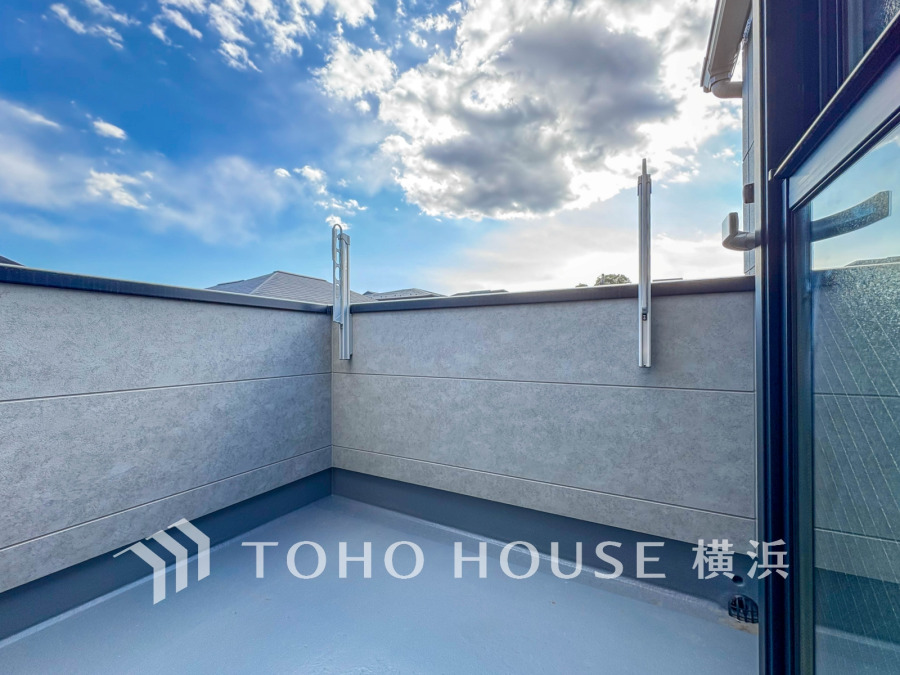 暮らしの中で光と風を演出してくれるバルコニー、見事なまでの開放的な空間を演出しながら、プライベート性も確保された空間は我が家の自慢です。